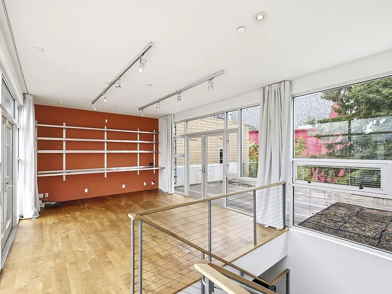 1076 S Van Ness Ave — Photo 48