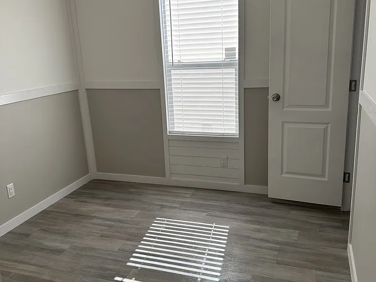 2040 Daisy Lou — Photo 20