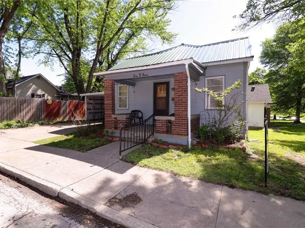 604 N 11th St, Atchison, KS 66002
