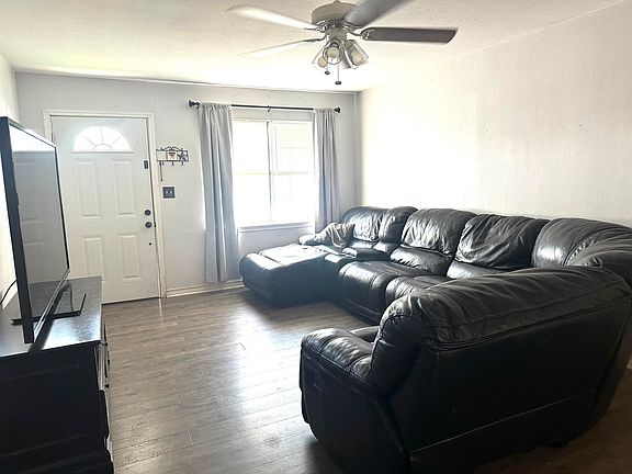 3rd image of 300 Amarillo St