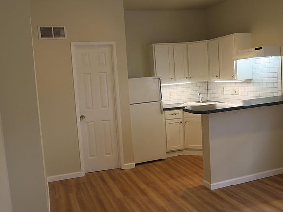 3rd image of 5037 Brooklyn Ave NE