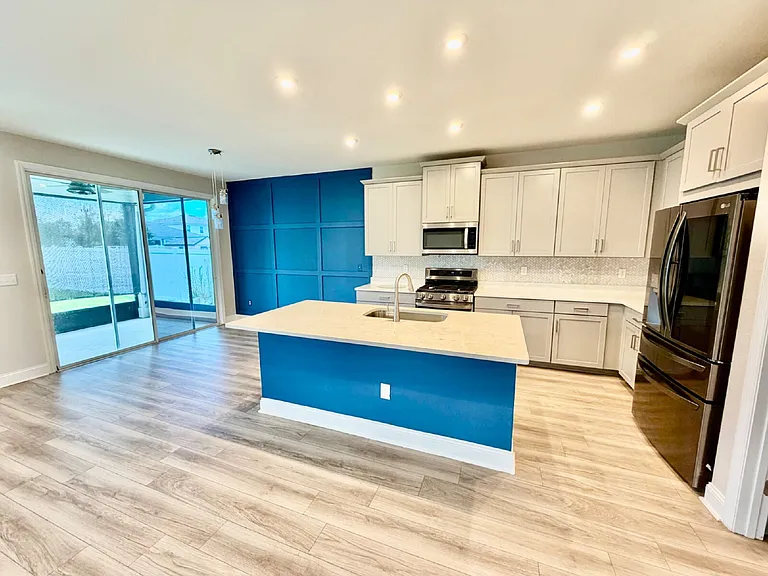 467 Blue Daze St — Photo 3