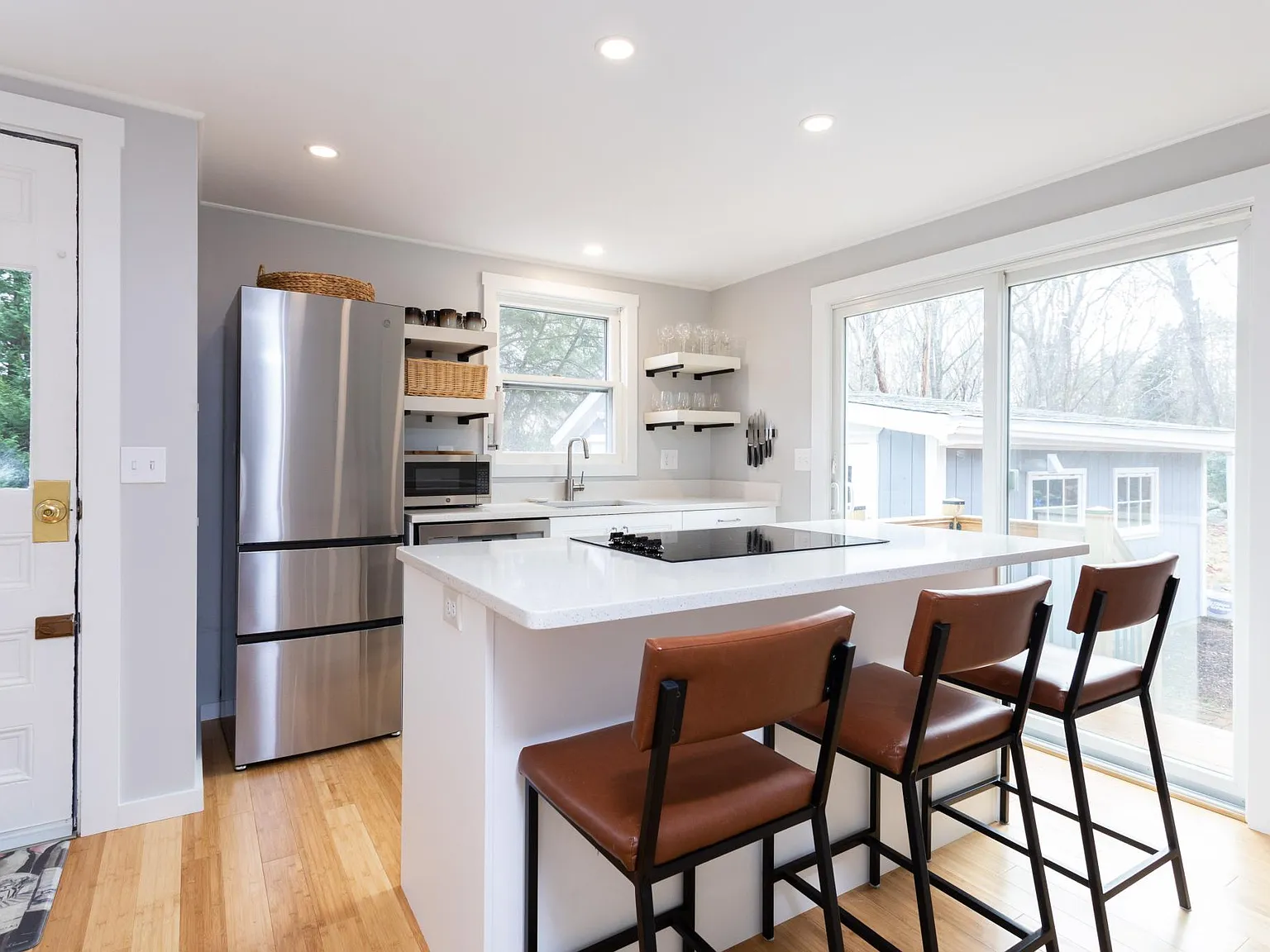 2 bed, 1000 sqft, $2,700 — Photo 1