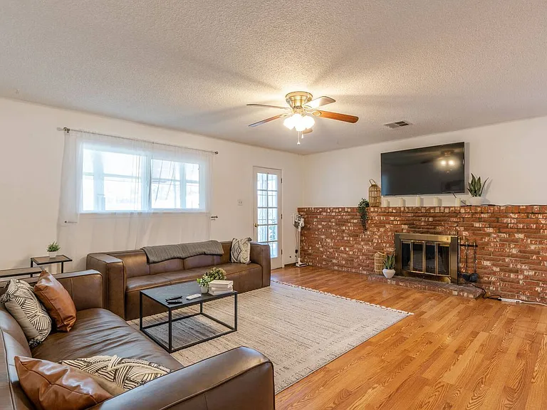 2817 Alcazar St NE — Photo 7