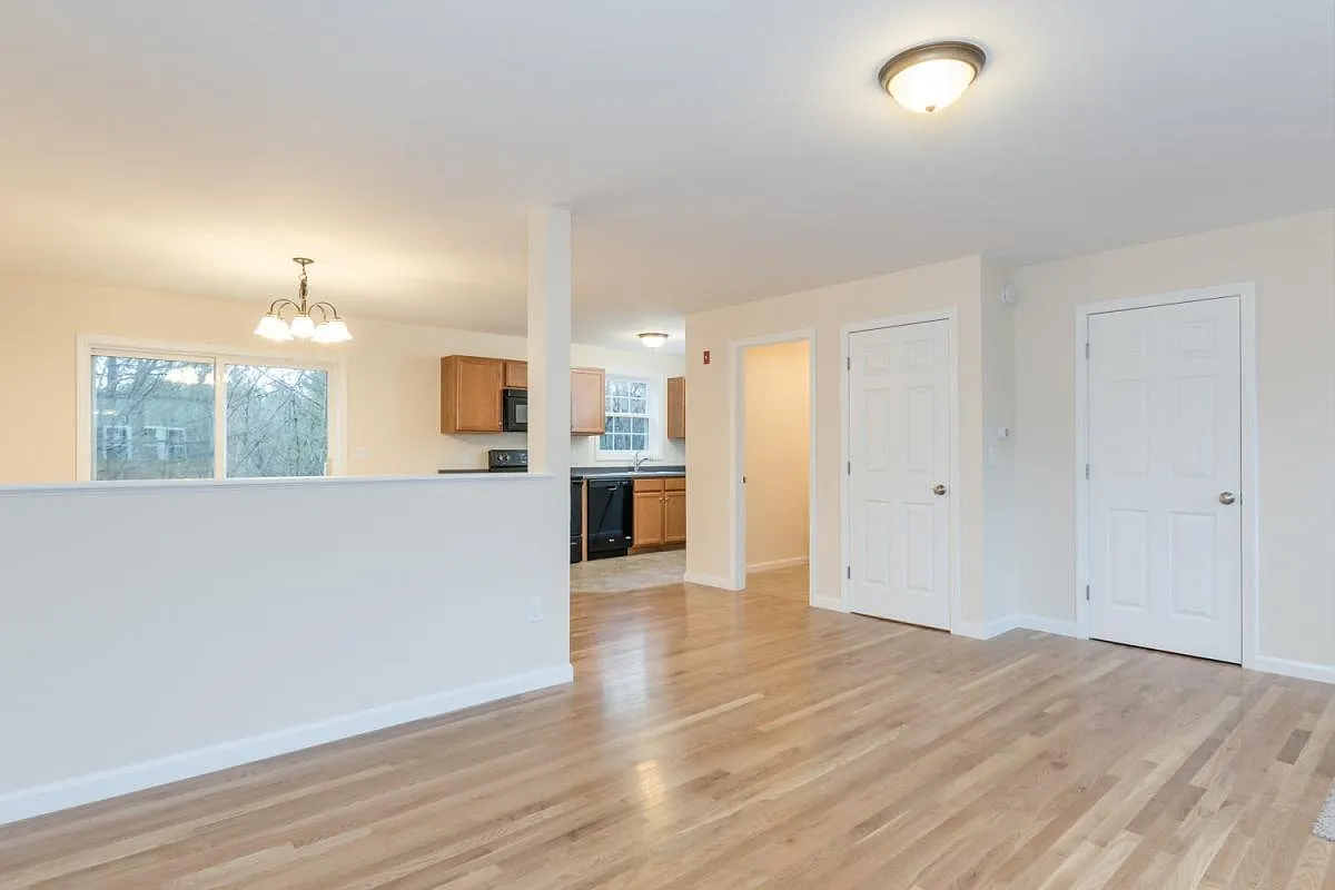 3 bed, 1.5 bath, 1500 sqft, $2,600 — Photo 2
