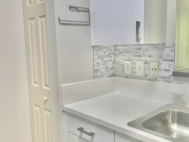 630 Sapodilla Ave #204 — Photo 4