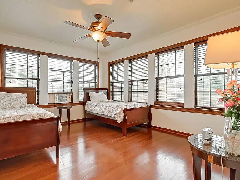 2412 Oakdale St — Photo 23