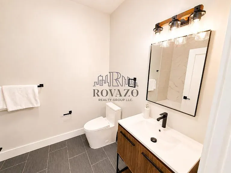 1 bed, 796 sqft, $1,950 — Photo 2