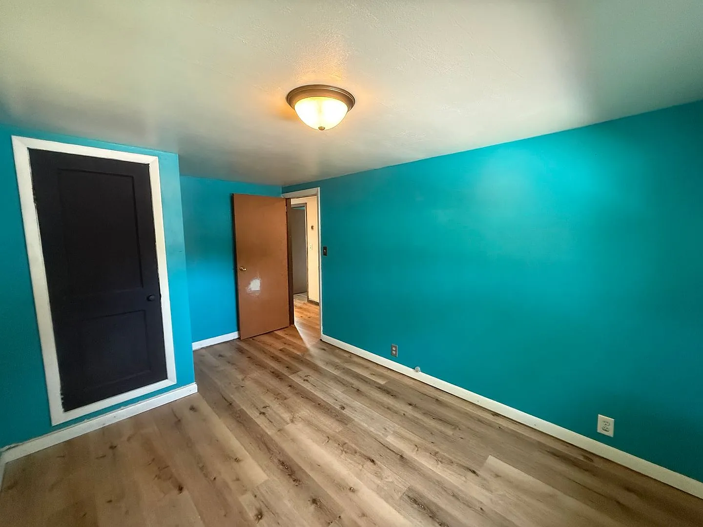 Spacious 4 Bedroom 1.5 Bathroom Updated Home — Photo 4