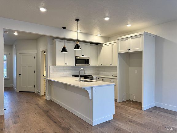 5th image of 104 NE 3rd St