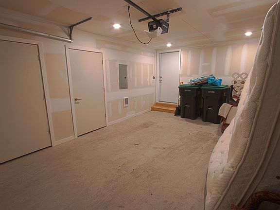 4th image of 3104 Evergreen Ave