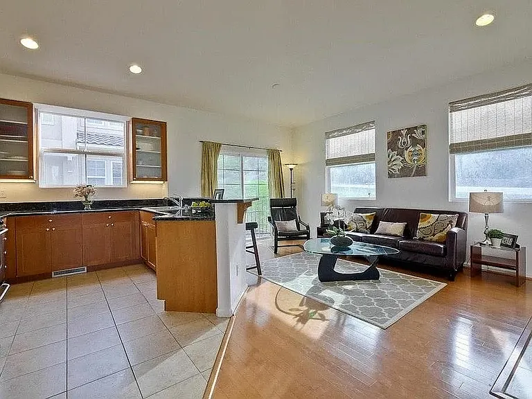 699 Alexandra Ct — Photo 3