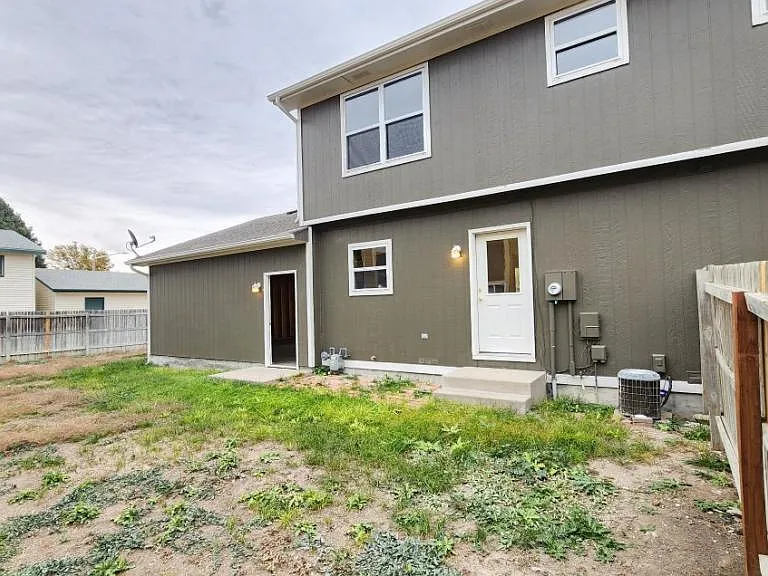520 Adams Cir #B — Photo 15