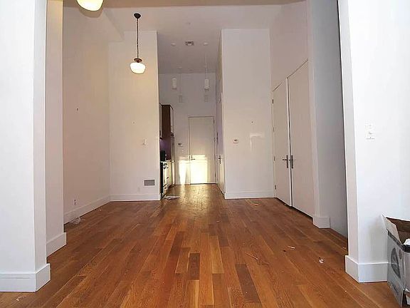 5th image of 947 Willoughby Ave #105