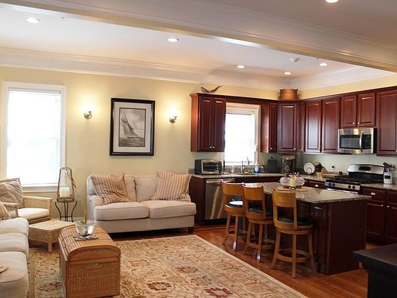 3rd image of 315 Essex St #1