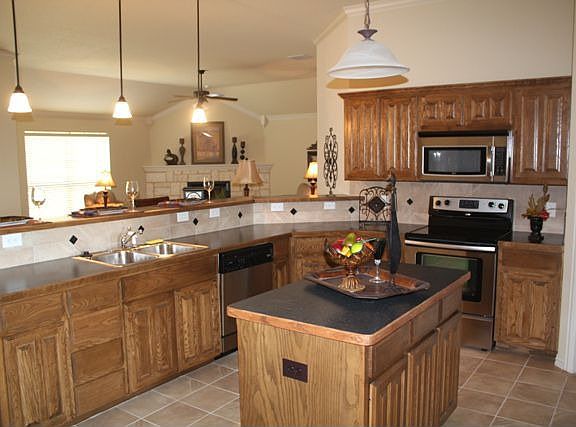ISLAND KITCHEN, BREAKFAST BAR