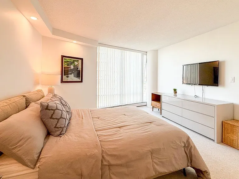 1383 Marinaside Cres #1702 — Photo 39