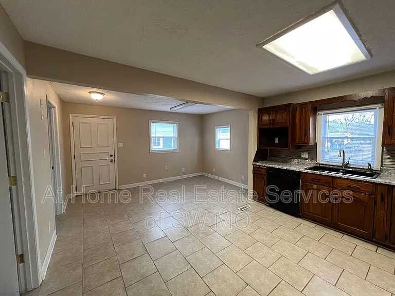 2815 W Madison St — Photo 7