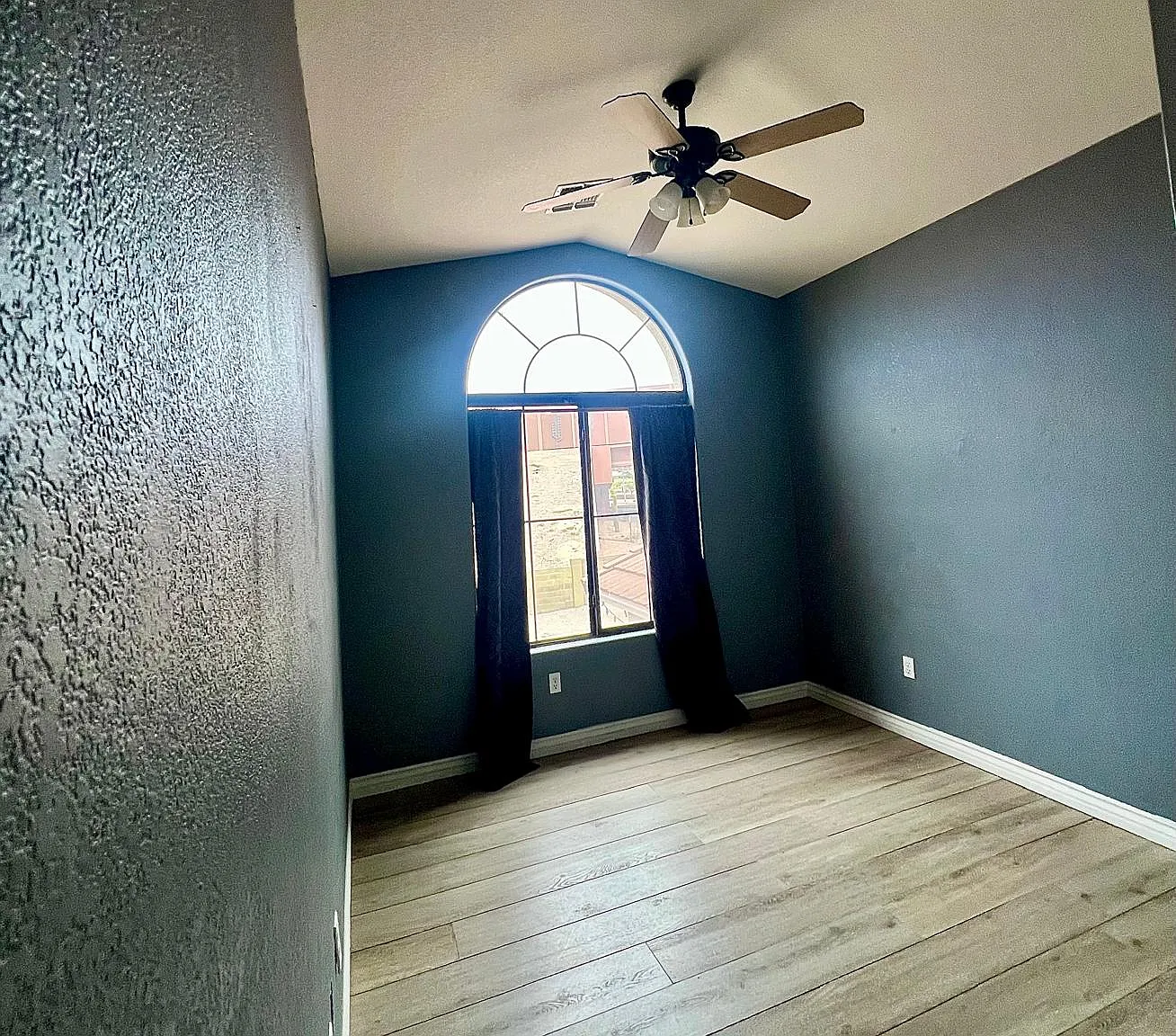 3 bed, 1286 sqft, $2,100 — Photo 3