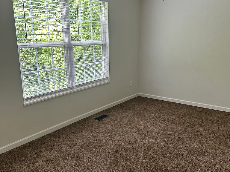 131 Lucy Ln — Photo 6