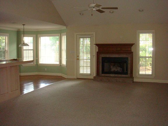 4th image of 706 Thornbrooke Ct