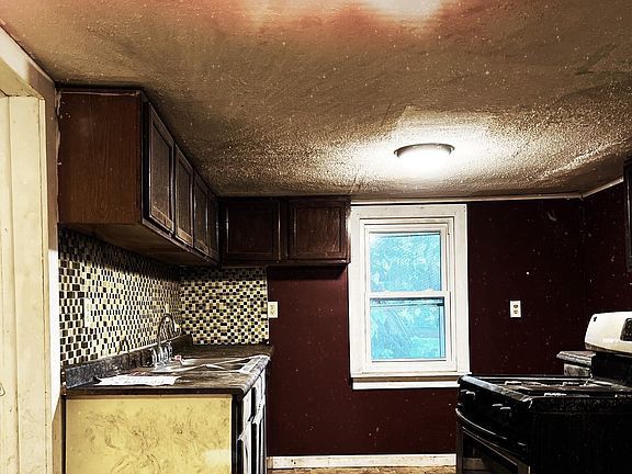 4th image of 240 Sassafras St