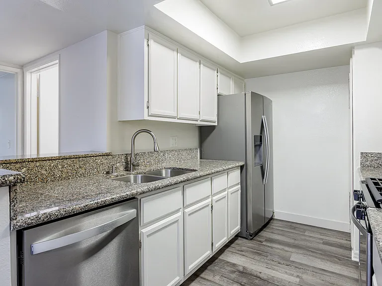 Hawthorne Apartments — Photo 28