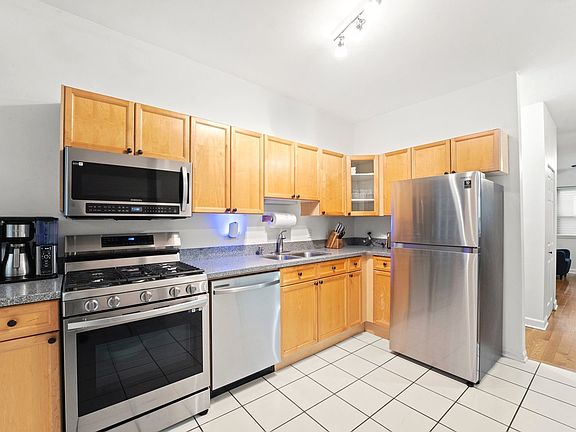 3rd image of 3104 W Belle Plaine Ave #1
