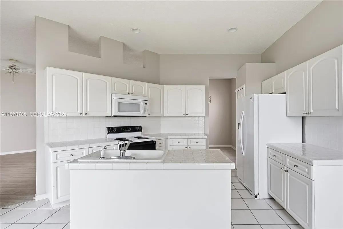 Building Photo - 575 SE 29th Dr #0