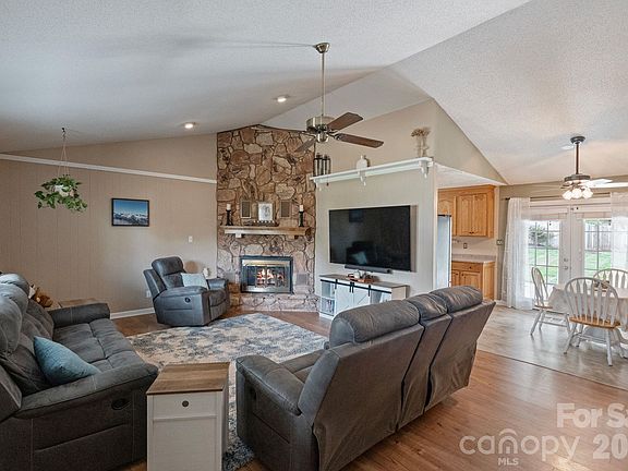 5th image of 212 Woody Ct