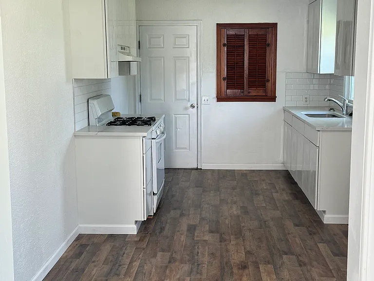 408 W Henderson St — Photo 3