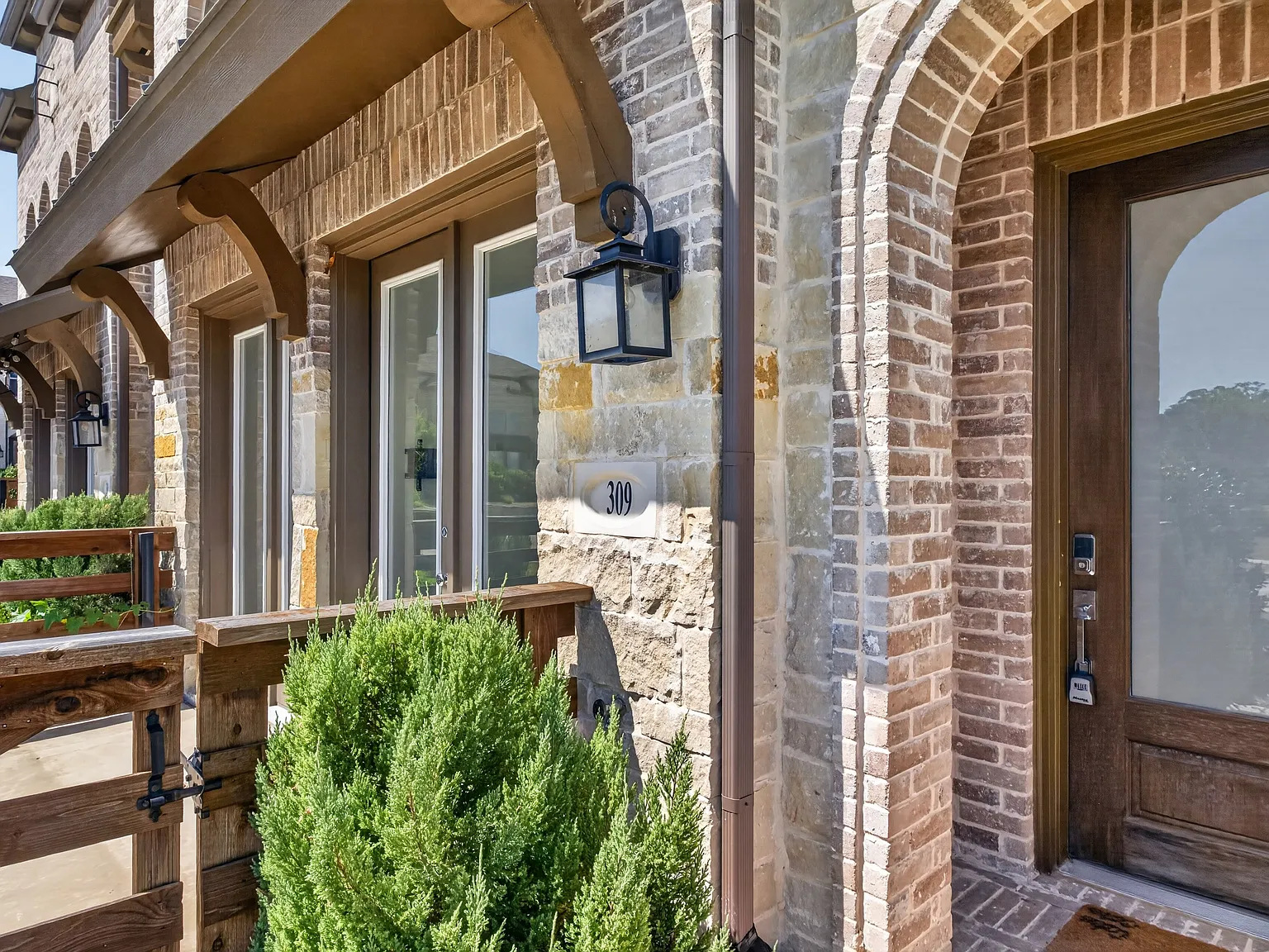3 bed, 2.5 bath, 1818 sqft, $2,400 — Photo 3