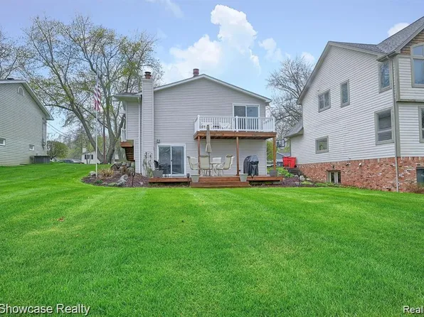 3470 E Clarice Ave, Highland, MI 48356