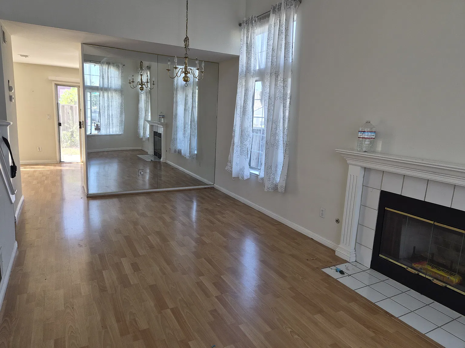3 bed, 2.5 bath, 1333 sqft, $4,200 — Photo 2