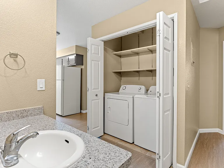 Redwood Cove Apartments — Photo 23
