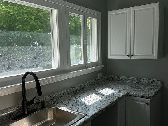 3rd image of 472 Lamson Ave