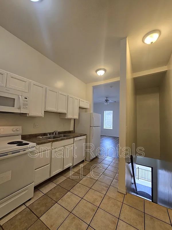 Building Photo - 128 Haven St #2F