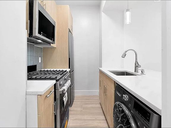 4th image of 58 W 58th St APT 6D