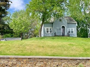 1720 N 5th St, Clinton, IA 52732