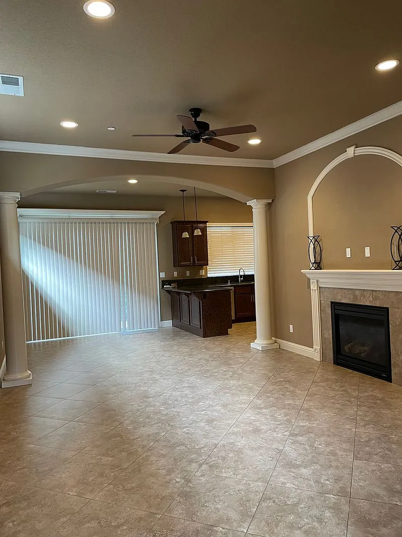 Absolutely Gorgeous 3 br 2.5 ba in a Gated Community — Photo 3