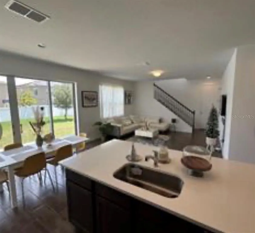 4 bed, 2.5 bath, 1962 sqft, $2,700 — Photo 4