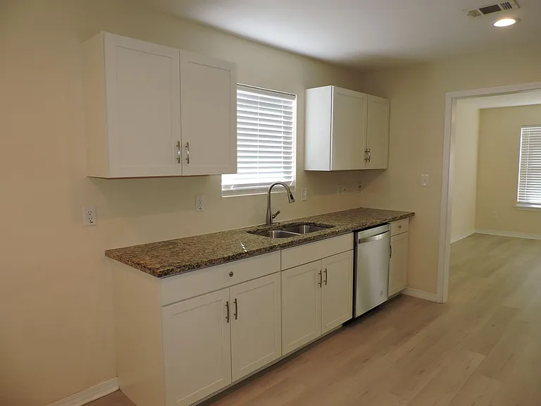 1000 Polk Ave — Photo 7