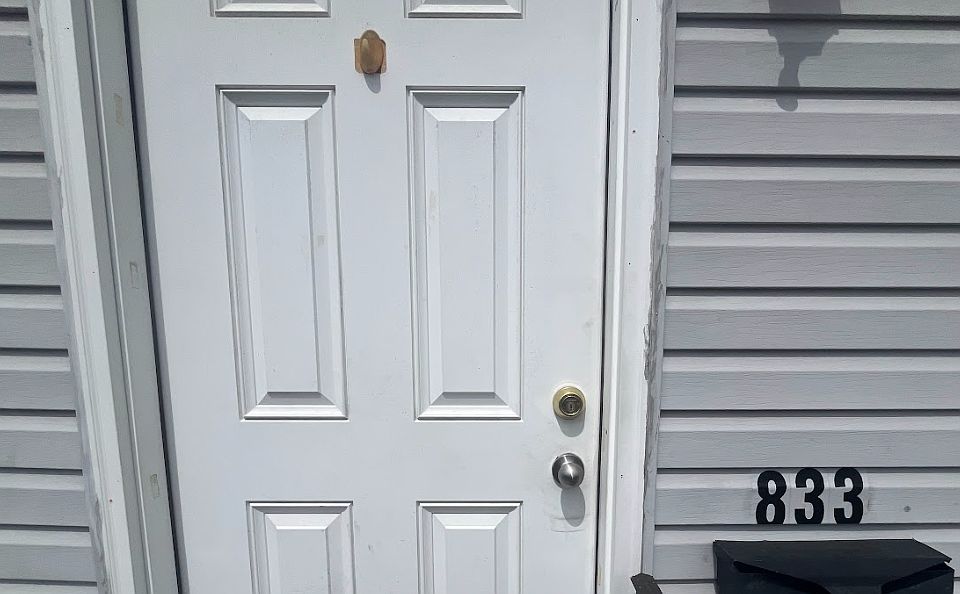 1st image of 833 Coates St
