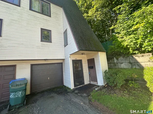 207 High Top Circle West #207, Hamden, CT 06514