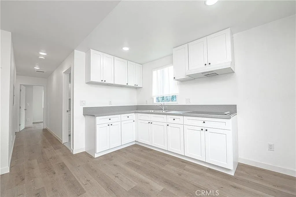 Building Photo - 252 E 79th St #1/2
