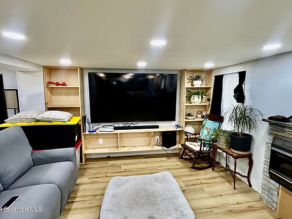 5th image of 305 Mountain Rd