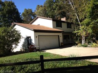 8999 Pine Island Dr NE, Comstock Park, MI 49321