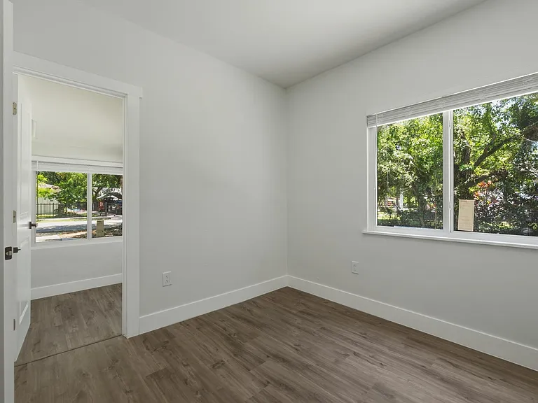 12980 NE 10th Ave — Photo 14