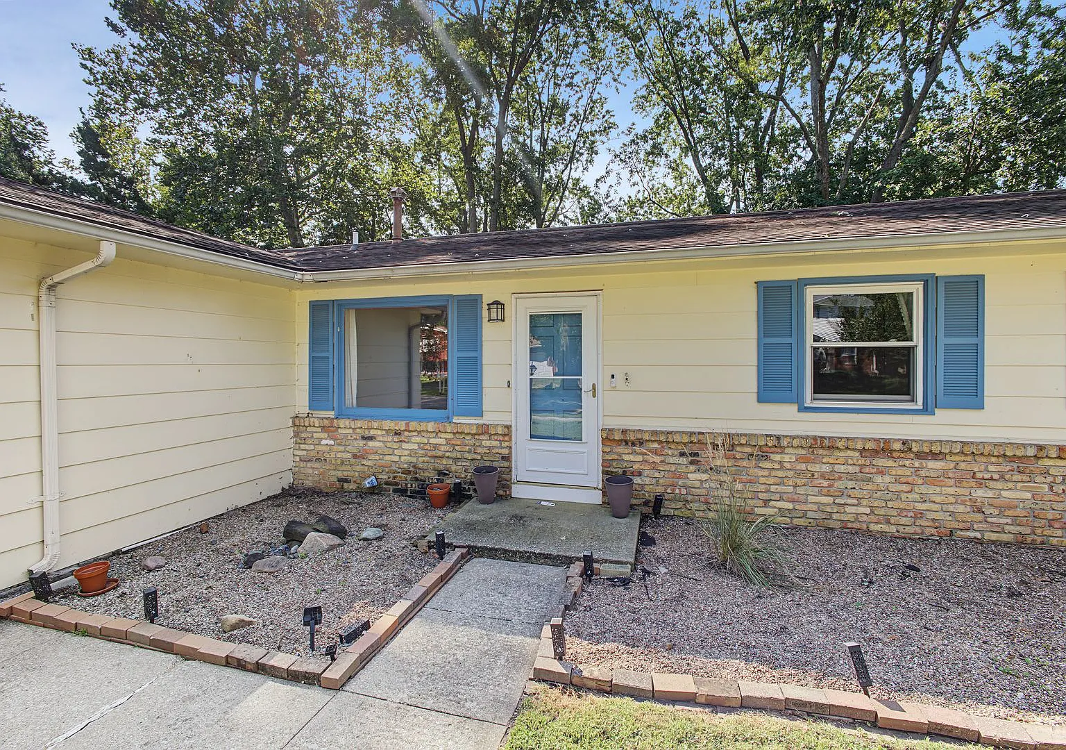 Spacious 3 Bedroom, 1.5 Bathroom Home in Southwood with Fenced Yard — Photo 2