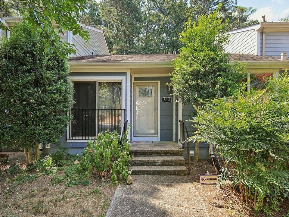 House Entrance: Parking available for two cars. / Frente de la casa: Estacionamiento disponible para dos automoviles.